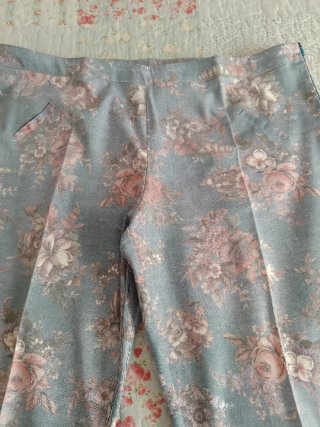 Pantalón estampado floral azul y rosa