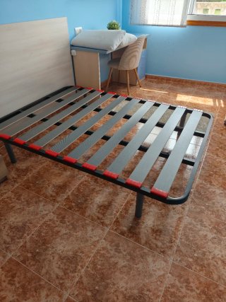 Somier 1,35*1,90  casi nuevo, patas incluidas