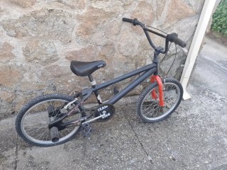 Bicicleta BMX Negra y Roja