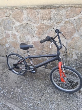 Bicicleta BMX Negra y Roja