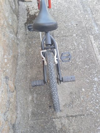 Bicicleta BMX Negra y Roja