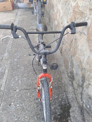 Bicicleta BMX Negra y Roja
