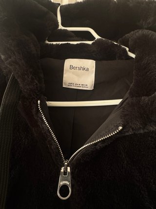 Chaqueta de pelo Bershka negra talla M