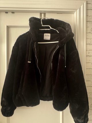 Chaqueta de pelo Bershka negra talla M