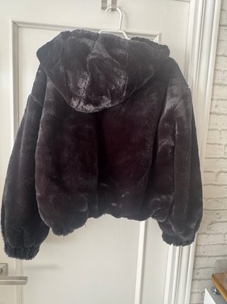 Chaqueta de pelo Bershka negra talla M