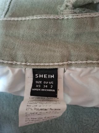 Pantalón vaquero corto verde desgastado