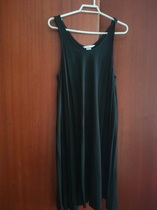 Vestido negro con vuelo