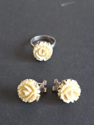 Pendientes y anillo en plata y rosas talladas