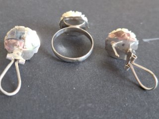 Pendientes y anillo en plata y rosas talladas