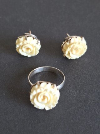 Pendientes y anillo en plata y rosas talladas