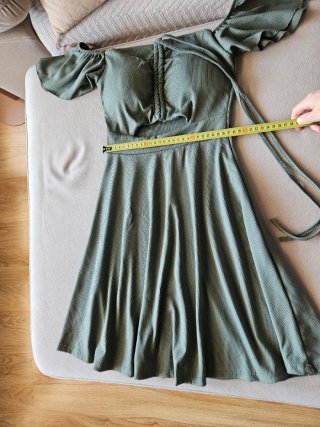 Vestido verde oliva con volantes