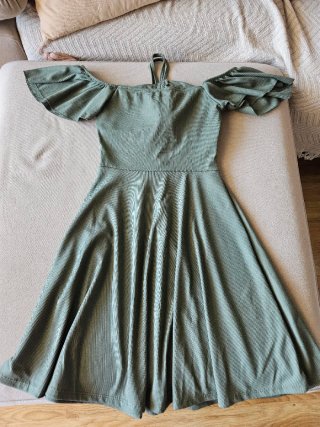 Vestido verde oliva con volantes