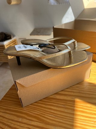 OFERTA! SANDALIAS DEDO DORADAS ZARA NUEVAS!