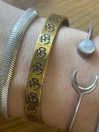 Pulsera Om Boho Espiritual Artesanal Dorada