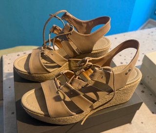 Sandalias cuña N verano beige