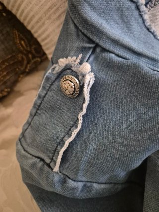 Chaqueta militar azul con botones plateados