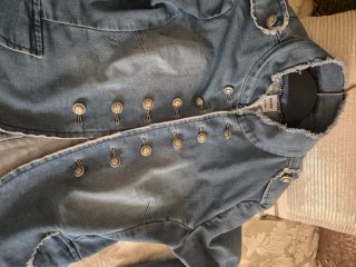 Chaqueta militar azul con botones plateados