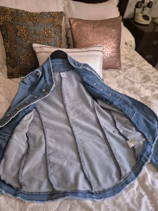 Chaqueta militar azul con botones plateados