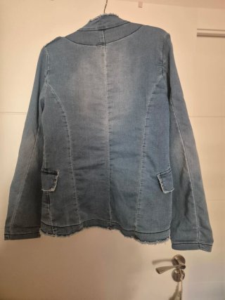 Chaqueta militar azul con botones plateados