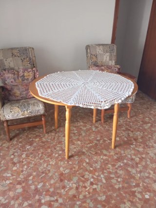 Mesa redonda de madera.
