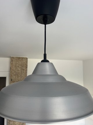 Lámpara colgante metálica gris y negra