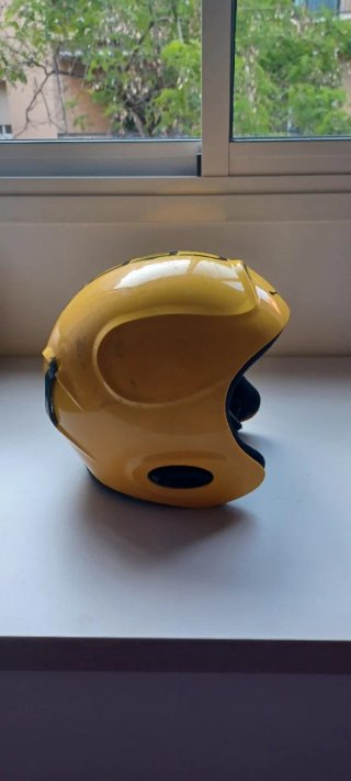 Casco de esquí amarillo infantil