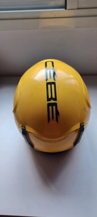 Casco de esquí amarillo infantil