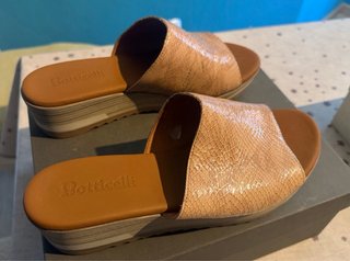 Sandalias cuña piel serpiente beige