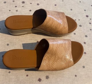 Sandalias cuña piel serpiente beige
