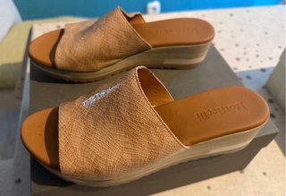 Sandalias cuña piel serpiente beige