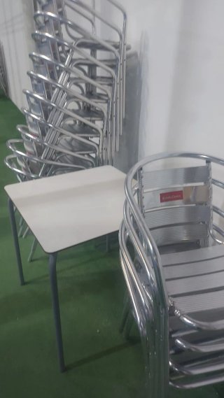Sillas y mesas apilables