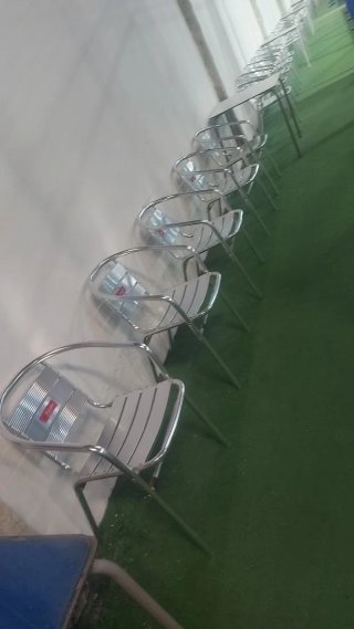 Sillas y mesas apilables