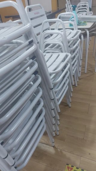 Sillas y mesas apilables