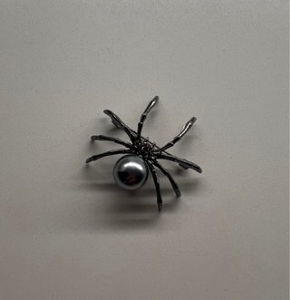 Broche plateado Araña con perla gris