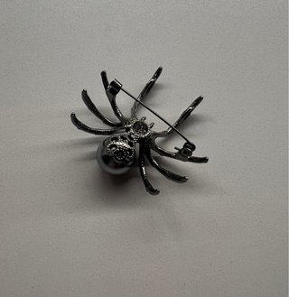 Broche plateado Araña con perla gris