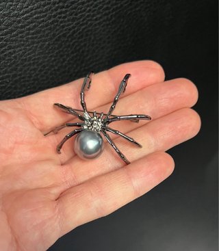 Broche plateado Araña con perla gris