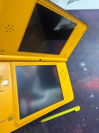 Nintendo DSi XL Amarilla