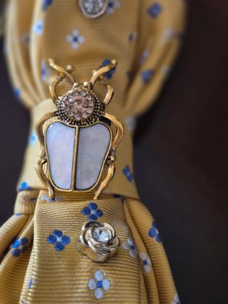 Corbata de seda con joyas