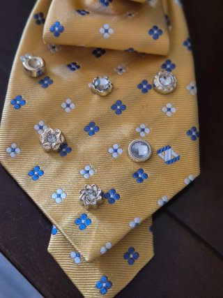 Corbata de seda con joyas