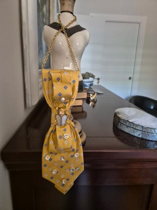 Corbata de seda con joyas