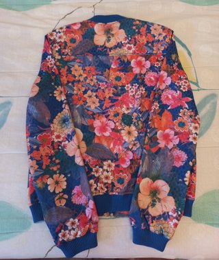 Bomber floral azul talla S