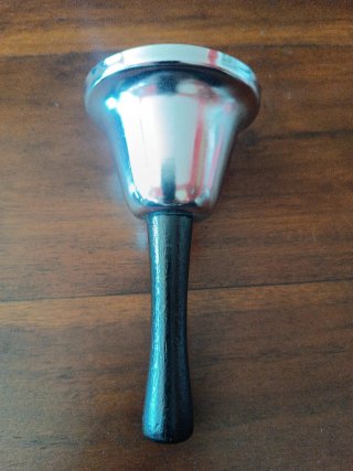Campanas de mano y maraca