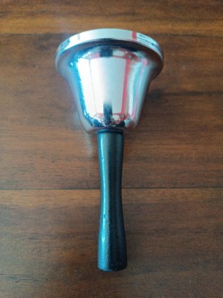 Campanas de mano y maraca