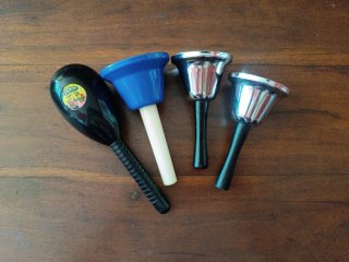 Campanas de mano y maraca
