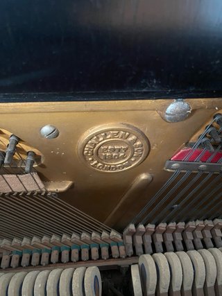 Piano de pared Challen & Son London