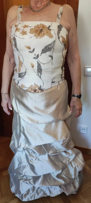 Traje de fiesta beige y entornosolado con flores,