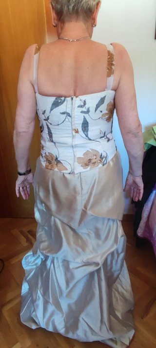 Traje de fiesta beige y entornosolado con flores,