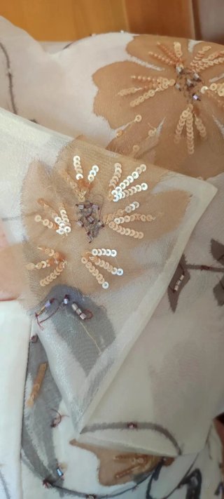 Traje de fiesta beige y entornosolado con flores,