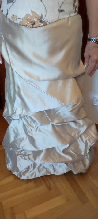 Traje de fiesta beige y entornosolado con flores,
