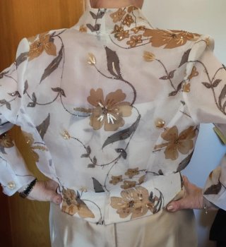 Traje de fiesta beige y entornosolado con flores,